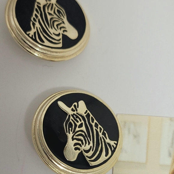 Kendra Scott Bowen Zebra Necklace & Clip On Earrings - Picture 3 of 14